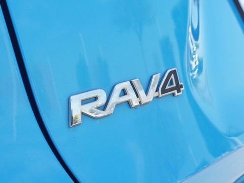 Used 2019 Toyota RAV4 LE FWD image 13