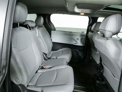 Used 2025 Toyota Sienna XLE w/ XLE Plus Package FWD image 21