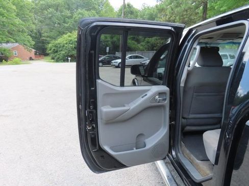 Used 2011 Nissan Frontier SV w/ SV Premium Utility Pkg AWD/4WD image 10