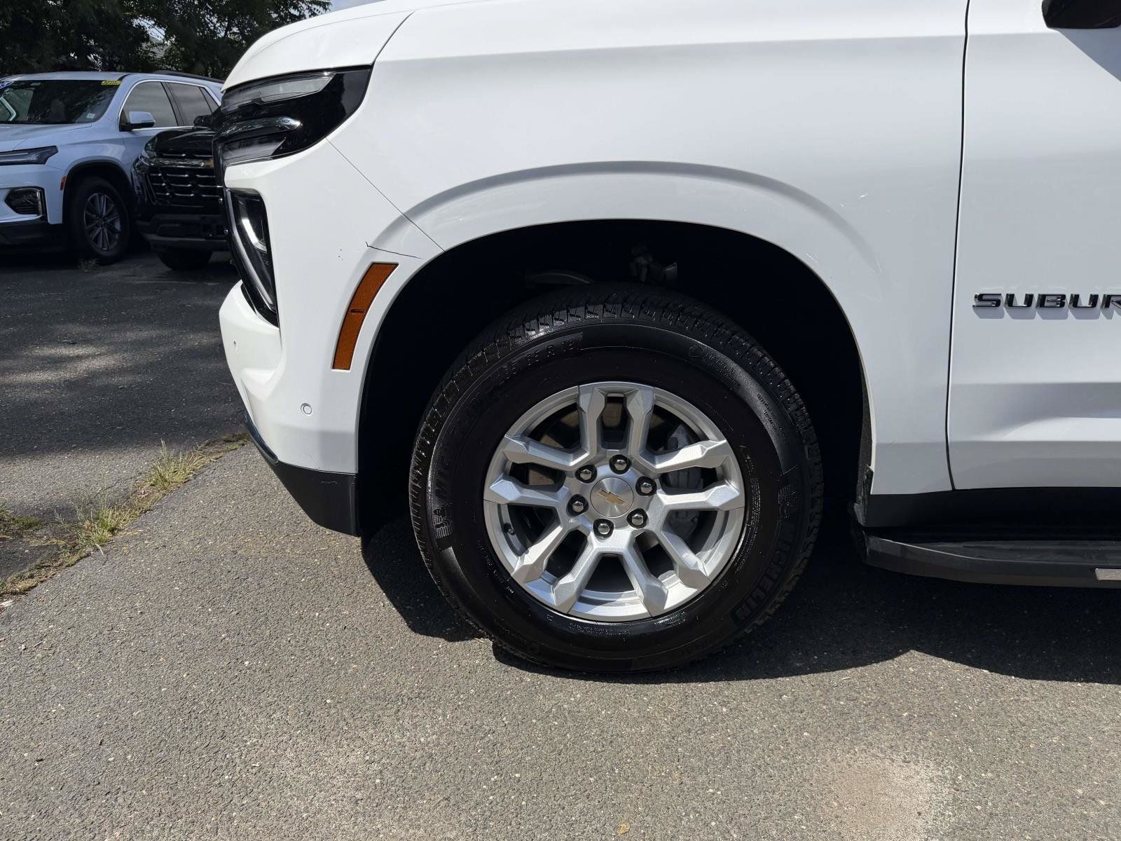 Certified 2026 Chevrolet Suburban LT w/ Comfort Package AWD/4WD image 9
