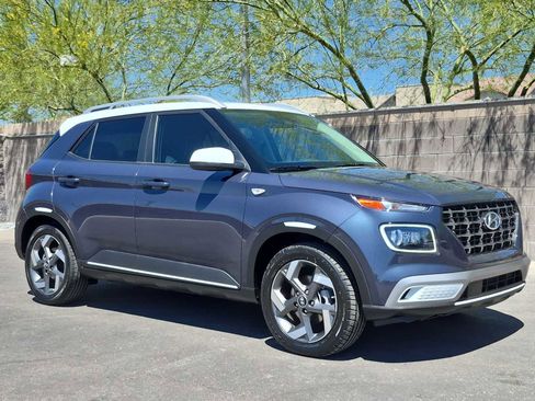 Used 2024 Hyundai Venue Limited FWD image 3