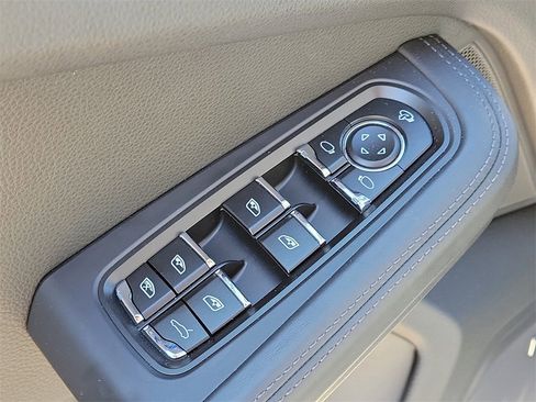 Certified 2025 Porsche Macan Turbo image 26