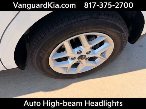 Certified 2025 Kia Soul LX w/ LX Technology Package FWD image 9
