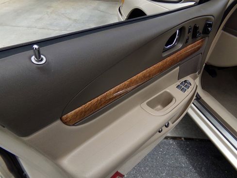 Used 2001 Lincoln Continental image 69