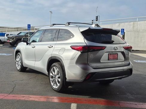Used 2023 Toyota Highlander Limited FWD image 11