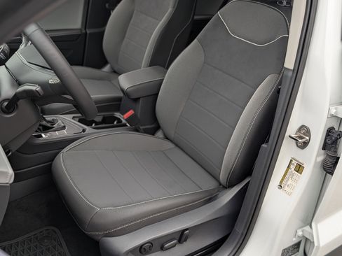 Used 2024 Volkswagen Taos SE w/ Panoramic Sunroof Package image 17