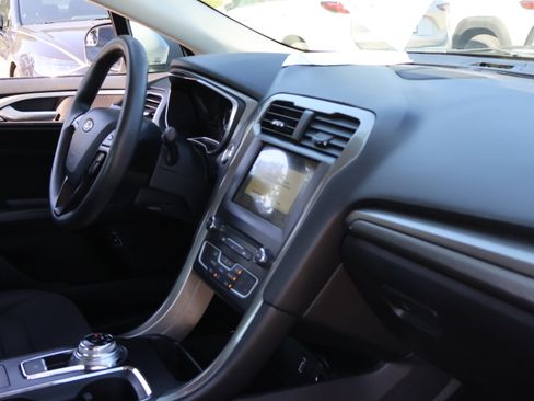 Used 2018 Ford Fusion SE FWD image 10