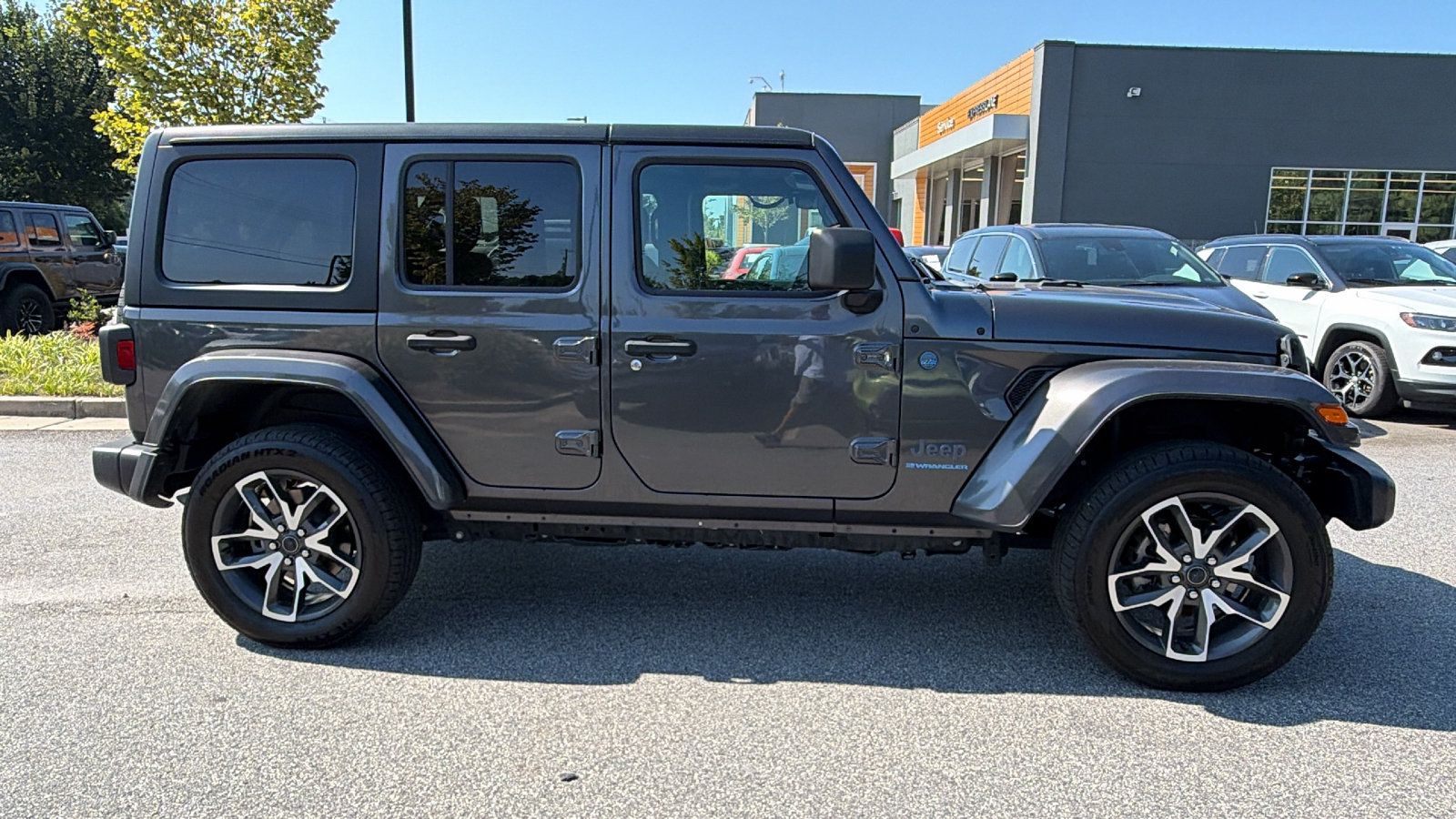 Used 2024 Jeep Wrangler Unlimited AWD/4WD image 7