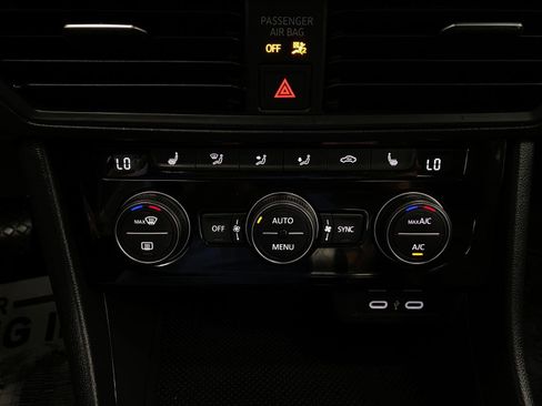 Used 2024 Volkswagen Jetta SE w/ Panoramic Sunroof Package FWD image 23