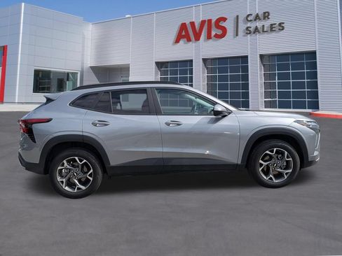 Used 2025 Chevrolet Trax LT w/ LT Convenience Package FWD image 4