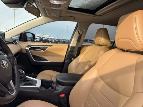 Used 2021 Toyota RAV4 XLE Premium image 26