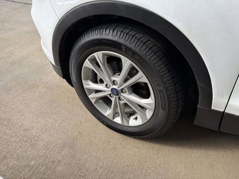 Used 2019 Ford Escape SE image 5