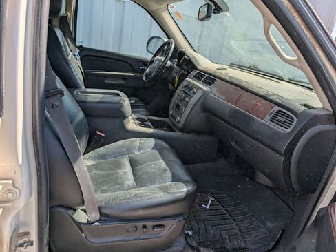 Used 2011 GMC Yukon XL SLT w/ SLT-2 Equipment Package AWD/4WD image 15