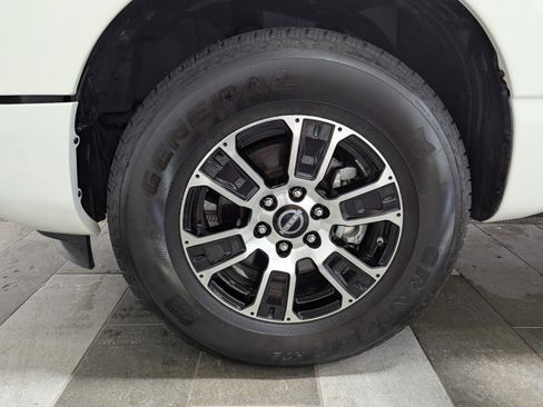 Used 2024 Nissan Titan SV w/ SV Convenience Package image 8