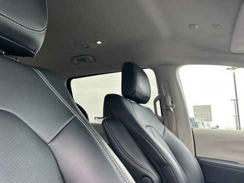 Used 2024 Chrysler Pacifica Select image 18