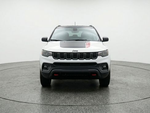 Used 2025 Jeep Compass Trailhawk AWD/4WD image 2