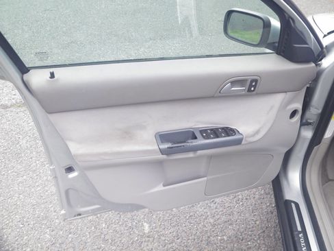 Used 2005 Volvo S40 2.4i FWD image 29