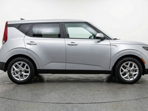 Used 2025 Kia Soul LX w/ LX Technology Package FWD image 11