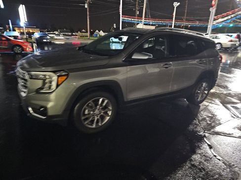 Used 2024 GMC Terrain SLT AWD/4WD image 3