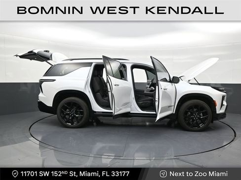 Used 2025 Chevrolet Traverse RS image 30
