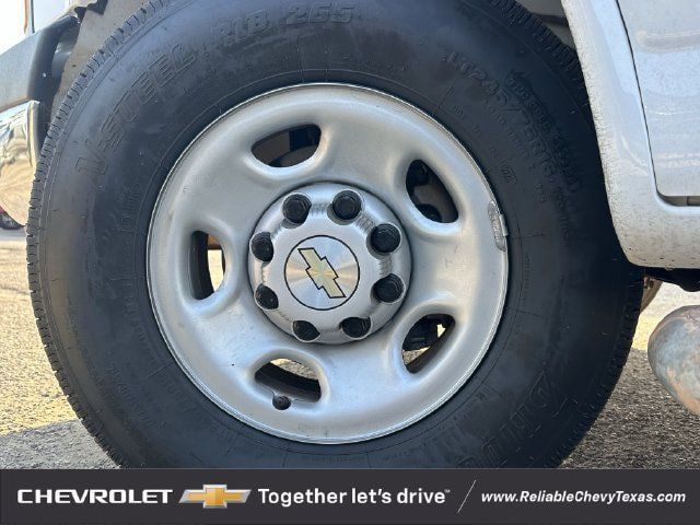Used 2025 Chevrolet Express 2500 w/ Driver Convenience Package RWD image 9