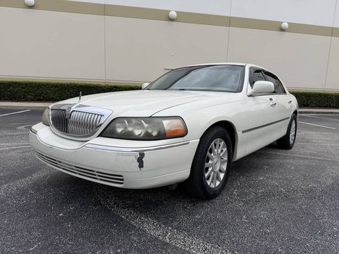 Used 2006 Lincoln Town Car Signature RWD image 2
