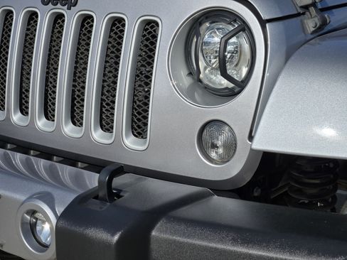 Used 2017 Jeep Wrangler Unlimited Sahara w/ Connectivity Group AWD/4WD image 27