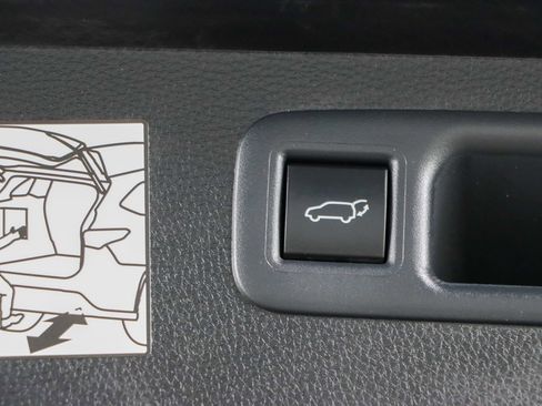 Used 2023 Toyota Highlander Platinum FWD image 34