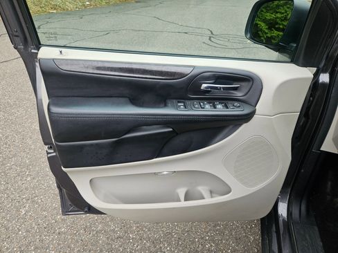 Used 2019 Dodge Grand Caravan SE w/ UConnect Hands-Free Group image 10