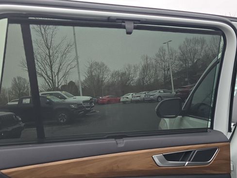 Certified 2025 Volkswagen Atlas SE image 9