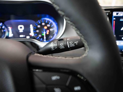 Used 2025 Chrysler Pacifica Limited FWD image 14