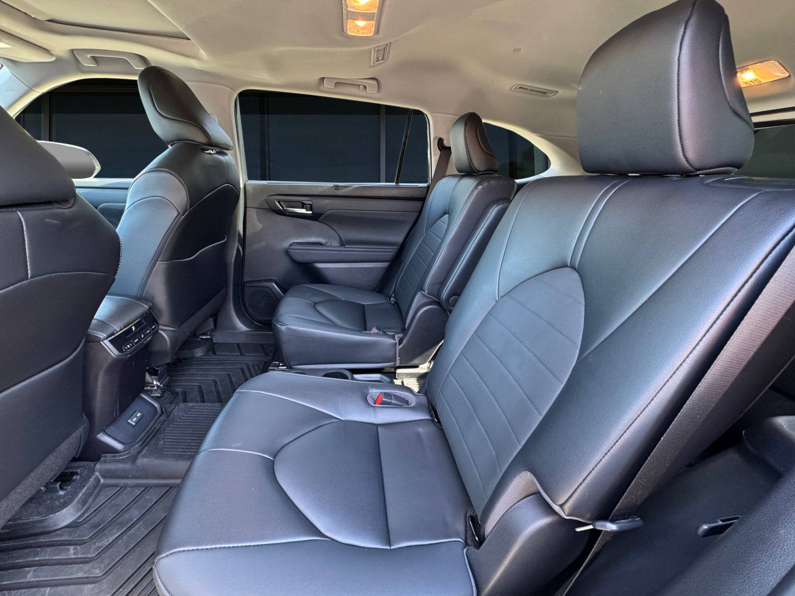 Used 2023 Toyota Highlander XLE AWD/4WD image 16