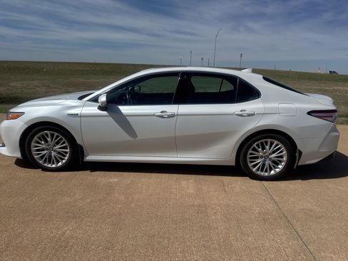 Used 2018 Toyota Camry XLE w/ Audio Package FWD image 2
