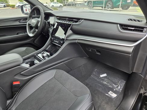 New 2025 Jeep Grand Cherokee L Altitude image 34