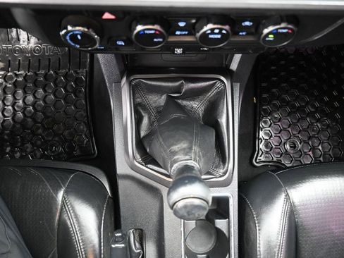 Used 2020 Toyota Tacoma TRD Sport AWD/4WD image 17