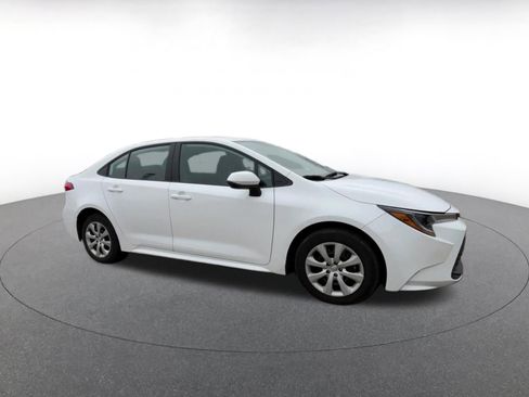 Used 2025 Toyota Corolla LE image 2