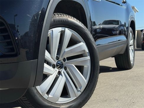 Used 2022 Volkswagen Atlas Cross Sport SE w/ Panoramic Sunroof Package image 2