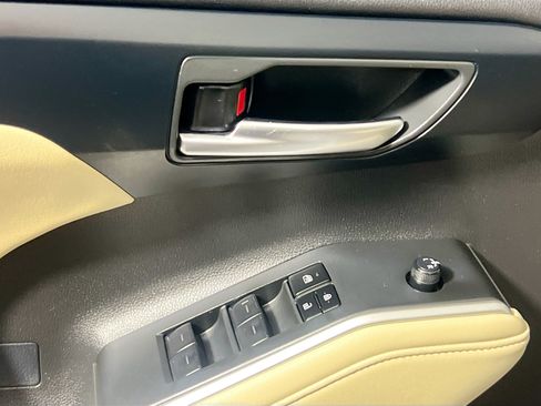 Used 2024 Toyota Highlander XLE FWD image 16