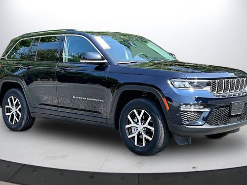 Certified 2023 Jeep Grand Cherokee Limited w/ Luxury Tech Group II AWD/4WD image 2