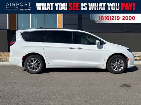 Used 2021 Chrysler Pacifica Touring-L w/ Uconnect Theater Family Group AWD/4WD image 1