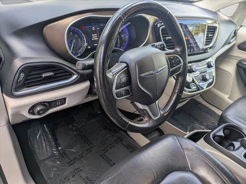 Used 2019 Chrysler Pacifica Touring-L Plus FWD image 10