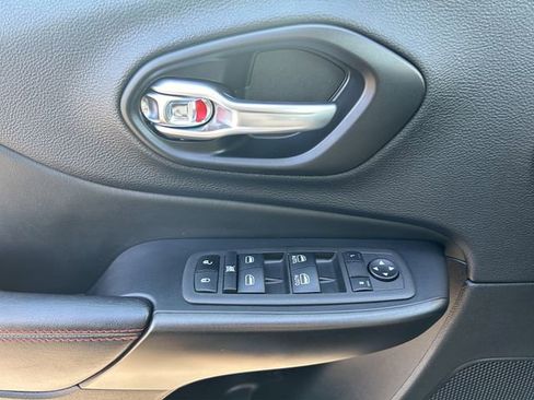 Used 2022 Jeep Cherokee Trailhawk image 14