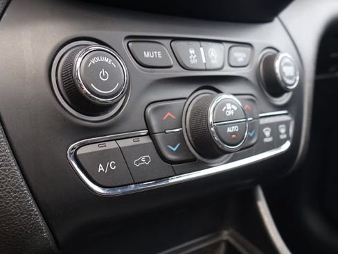 Used 2019 Jeep Cherokee Limited w/ Luxury Group AWD/4WD image 20