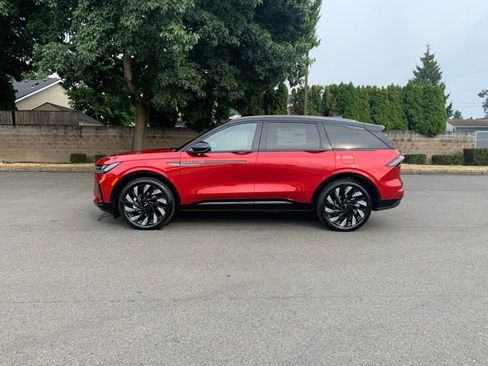 New 2025 Lincoln Nautilus Reserve image 2