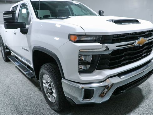 Used 2024 Chevrolet Silverado 2500 LT AWD/4WD image 5