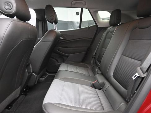 Used 2025 Chevrolet Trax LT w/ LT Convenience Package FWD image 12