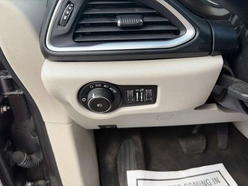 Used 2017 Chrysler Pacifica Touring-L FWD image 19