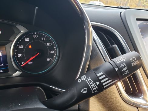 Used 2022 Chevrolet Equinox LT w/ Driver Convenience Package image 18