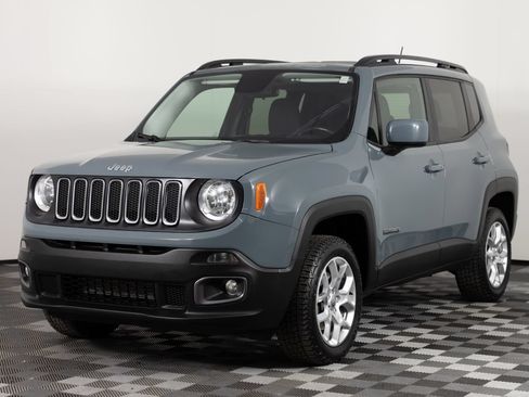Used 2017 Jeep Renegade Latitude w/ Trailer Tow Group AWD/4WD image 2