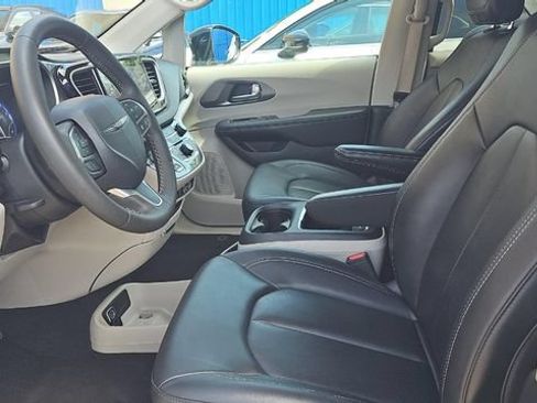 Used 2024 Chrysler Pacifica Touring-L FWD image 5